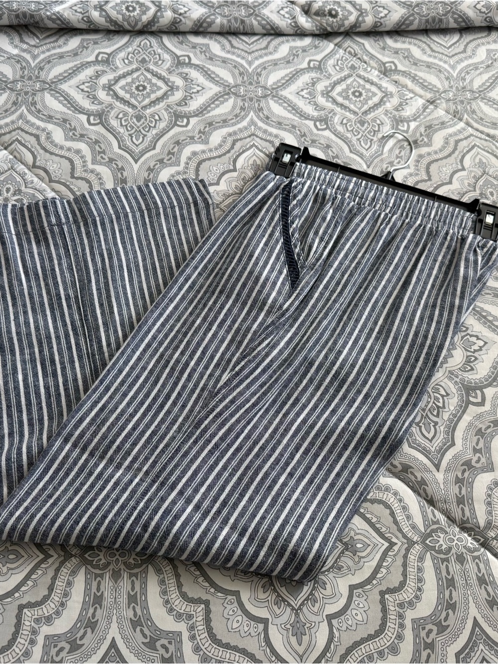 Briggs New York Navy and White Striped Joggers